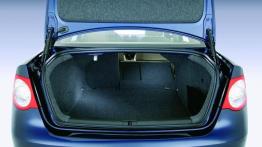 Volkswagen Jetta - tył - bagażnik otwarty