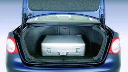 Volkswagen Jetta - tył - bagażnik otwarty