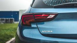 Opel Astra K - dobra, choć nie luksusowa - lewy tylny reflektor - wyłączony