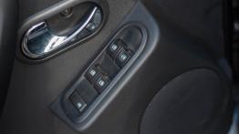 Dacia Duster Blackstorm 4X4 1.5 dCi 110 KM - galeria redakcyjna - sterowanie w drzwiach