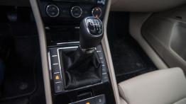 Skoda Superb 1.4 TSI 150 KM - galeria redakcyjna - dźwignia zmiany biegów