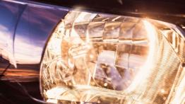 Nissan Pulsar 1.2 DIG-T 115 KM - galeria redakcyjna - prawy przedni reflektor - włączony