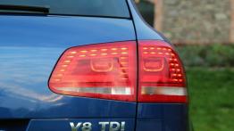 Volkswagen Touareg II Facelifting - galeria redakcyjna - prawy tylny reflektor - włączony