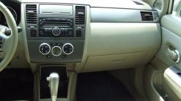 Nissan Tiida - galeria redakcyjna - schowek przedni zamknięty