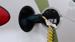 Smart fortwo electric drive - galeria redakcyjna - gniazdo ładowania