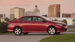 Toyota Corolla po liftingu - wersja USA - prawy bok