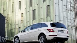 Mercedes klasy R 2011 - wersja przedłużona - widok z tyłu