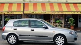Nissan Almera - prawy bok