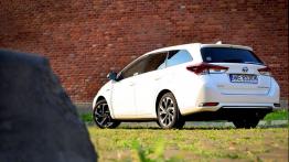 Toyota Auris II Touring Sports Facelifting 1.8 Hybrid 136 KM - galeria redakcyjna - widok z tyłu