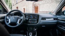 Mitsubishi Outlander PHEV Facelift (2016) - galeria redakcyjna - pełny panel przedni