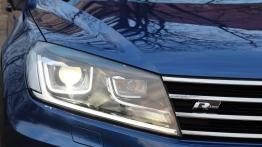 Volkswagen Touareg II Facelifting - galeria redakcyjna - prawy przedni reflektor - włączony