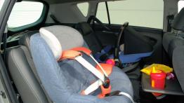 Toyota Verso - Samochód rodzinny - galeria redakcyjna - fotelik dziecięcy z tyłu