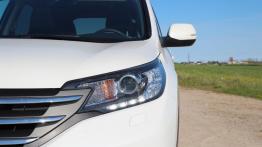 Honda CR-V IV 2.2 i-DTEC 150KM - galeria redakcyjna - lewy przedni reflektor - włączony