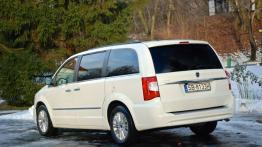 Lancia Voyager Van 3.6 V6 283KM - galeria redakcyjna - widok z tyłu