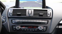 BMW Seria 1 F21 Hatchback 3d 114i 102KM - galeria redakcyjna - konsola środkowa