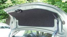 Nissan Tiida - galeria redakcyjna - tył - bagażnik otwarty