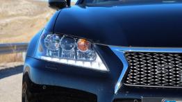 Lexus GS IV 300h F Sport 223KM - galeria redakcyjna - prawy przedni reflektor - włączony