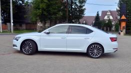 Skoda Superb 2.0 TDI 190 KM - galeria redakcyjna - lewy bok