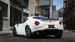Alfa Romeo 4C (2015) - wersja amerykańska - widok z tyłu