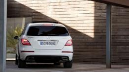 Mercedes klasy R 2011 - wersja przedłużona - tył - reflektory włączone