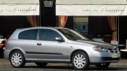 Nissan Almera - prawy bok