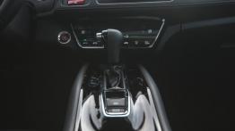 Honda HR-V 1.5 i-VTEC 130 KM - galeria redakcyjna - tunel środkowy między fotelami