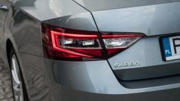 Skoda Superb 1.4 TSI 150 KM - galeria redakcyjna - lewy tylny reflektor - wyłączony