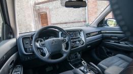 Mitsubishi Outlander PHEV Facelift (2016) - galeria redakcyjna - pełny panel przedni
