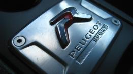 Peugeot RCZ R Facelifting 1.6 THP - galeria redakcyjna - tunel środkowy między fotelami