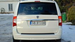 Lancia Voyager Van 3.6 V6 283KM - galeria redakcyjna - widok z tyłu