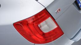 Skoda Superb II Kombi 2.0 TDI CR DPF 170KM - galeria redakcyjna - lewy tylny reflektor - wyłączony