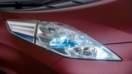 Nissan Leaf 2013 - wersja europejska - prawy przedni reflektor - włączony