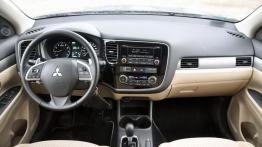 Mitsubishi Outlander III SUV 2.0 SOHC MIVEC 147KM - galeria redakcyjna - pełny panel przedni