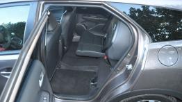 Honda Civic IX Tourer - galeria redakcyjna - tylna kanapa złożona, widok z boku