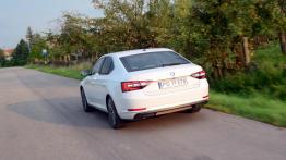 Skoda Superb 2.0 TDI 190 KM - galeria redakcyjna - widok z tyłu