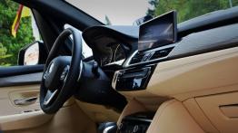 BMW Seria 2 Active Tourer 218d 150KM - galeria redakcyjna - widok ogólny wnętrza z przodu
