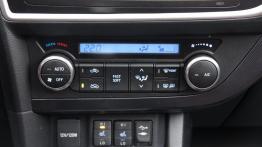 Toyota Auris II Hatchback 5d D-4D 125 124KM - galeria redakcyjna - panel sterowania wentylacją i naw
