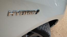 Toyota Auris II Hatchback 5d 1.8 HSD 136KM - galeria redakcyjna - emblemat boczny
