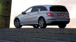 Mercedes klasy R 2011 - wersja przedłużona - tył - reflektory włączone