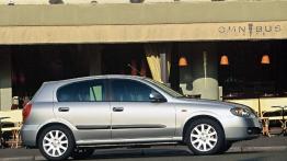 Nissan Almera - prawy bok