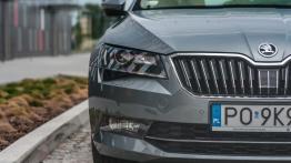 Skoda Superb 1.4 TSI 150 KM - galeria redakcyjna - lewy przedni reflektor - wyłączony