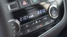 Mitsubishi Outlander PHEV Facelift (2016) - galeria redakcyjna - panel sterowania wentylacją i nawie