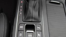 Kia Sorento III 2.2 CRDi 200KM - galeria redakcyjna - tunel środkowy między fotelami