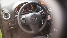 Opel Corsa D Facelifting 1.2 LPG - galeria redakcyjna - kierownica