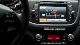 Kia ceed II GT 5d 1.6 T-GDI 204KM - galeria redakcyjna - radio/cd/panel lcd