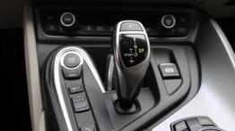 BMW i8 362KM - galeria redakcyjna - skrzynia biegów