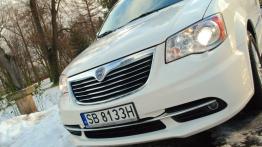 Lancia Voyager Van 3.6 V6 283KM - galeria redakcyjna - zderzak przedni
