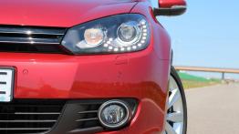 Volkswagen Golf VI Cabriolet 1.4 TSI 160KM - galeria redakcyjna - lewy przedni reflektor - włączony