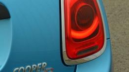 Mini Cooper SD 2014 - wersja 5-drzwiowa - prawy tylny reflektor - włączony
