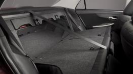 Toyota Corolla po liftingu - wersja USA - tylna kanapa złożona, widok z boku